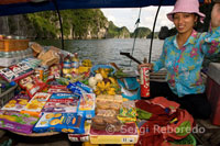 Vendedora de tentempies para turistas en barco en la Bahía de Halong. 
