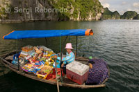 Vendedora de tentempies para turistas en barco en la Bahía de Halong.