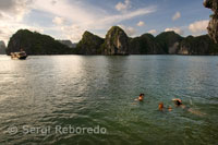 Bañándose en la Bahía de Halong.