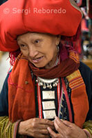 Retrato de una mujer de la étnia Red Dzao. Sapa.