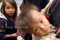 Retrato de niños de la étnia Black Hmong. Sapa.