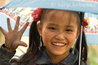 Retrato de una niña de la étnia Hmong en la aldea de Lao Chai.