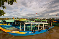 Embarcaciones para turistas en el Río Thu Bon. Hoi An.