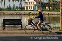 Una bicicleta pasando junto al Río Thu Bon. Hoi An.