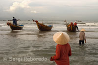 Pescadores en una playa al Sureste de Mui Ne.