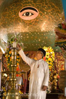 Interior del Gran Templo de Cao Dai (Thanh That Cao Dai) durante la celebración de una plegaria. 