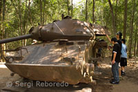 Un tanque de la guerra del Vietnam.; Túneles de Cu Chi.